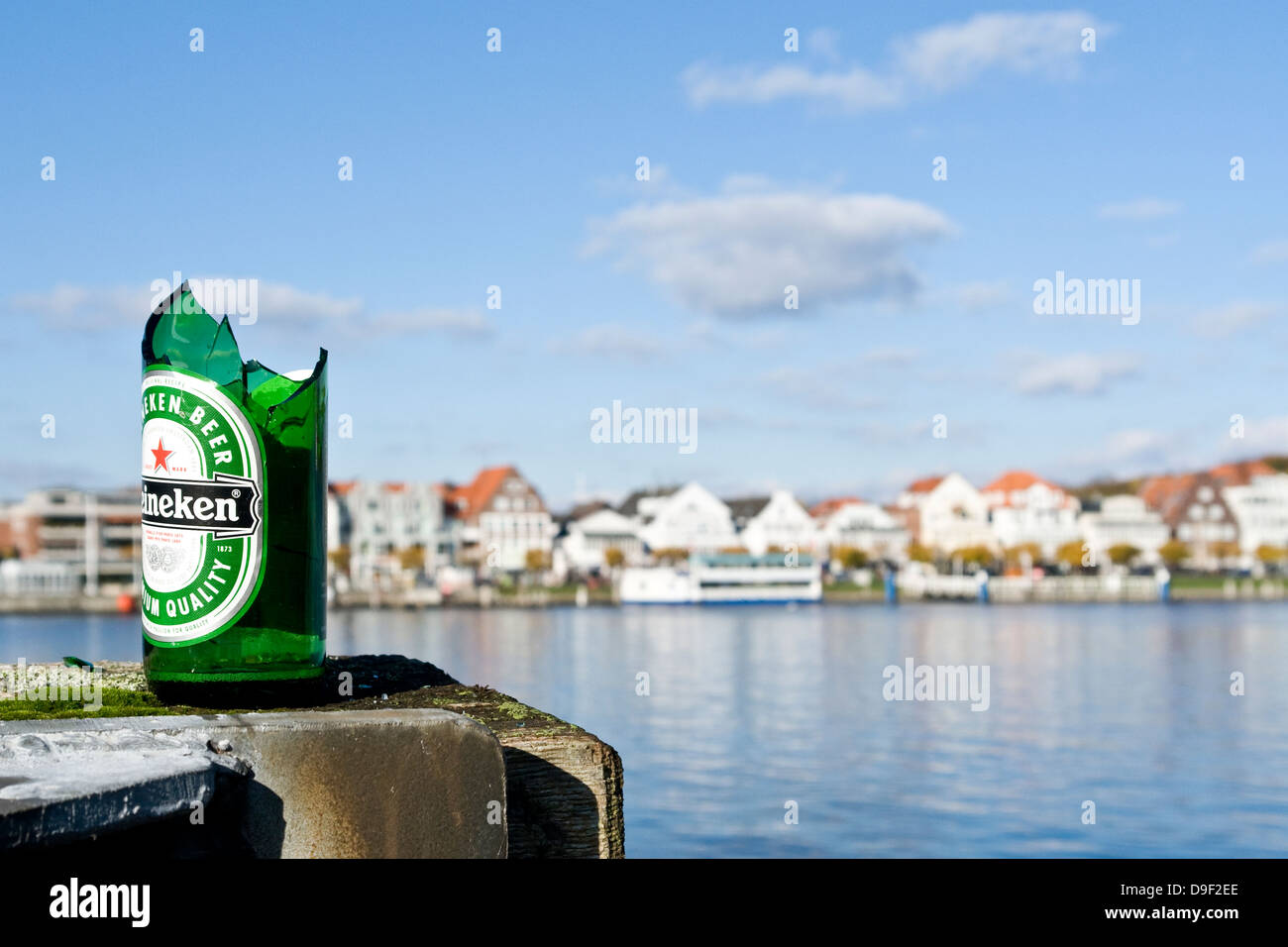 Rotture di bottiglia di birra in una fase di sbarco nel porto, rotte bottiglia di birra a un dock nel porto Foto Stock