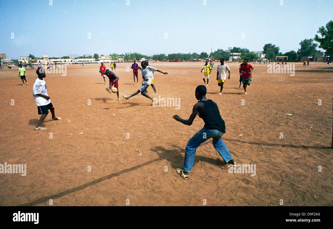 Ragazzi giocare a calcio in Corofina Nord, un sobborgo di Bamako, in Mali Foto Stock