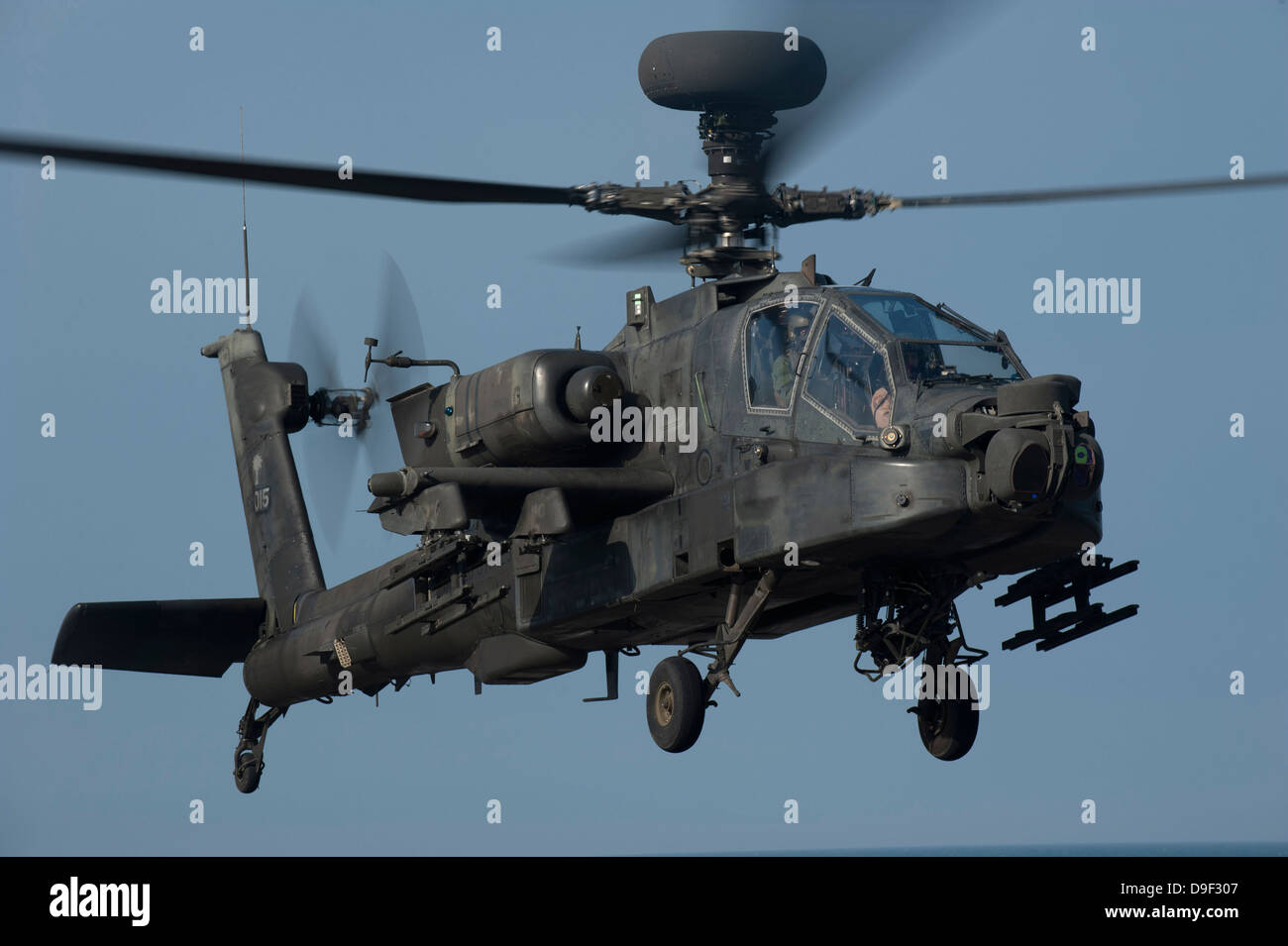 Un U.S. Esercito AH-64 elicottero Apache. Foto Stock