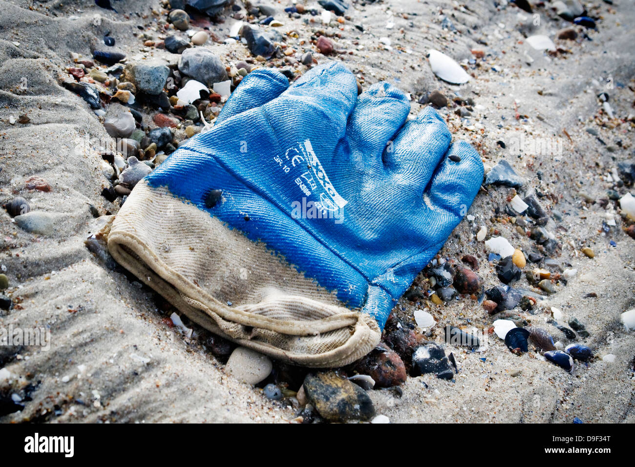 Alluvionali guanto di lavoro sulla spiaggia di Travem?nde, alluvionali guanto di lavoro sulla spiaggia di Travem?nde Foto Stock