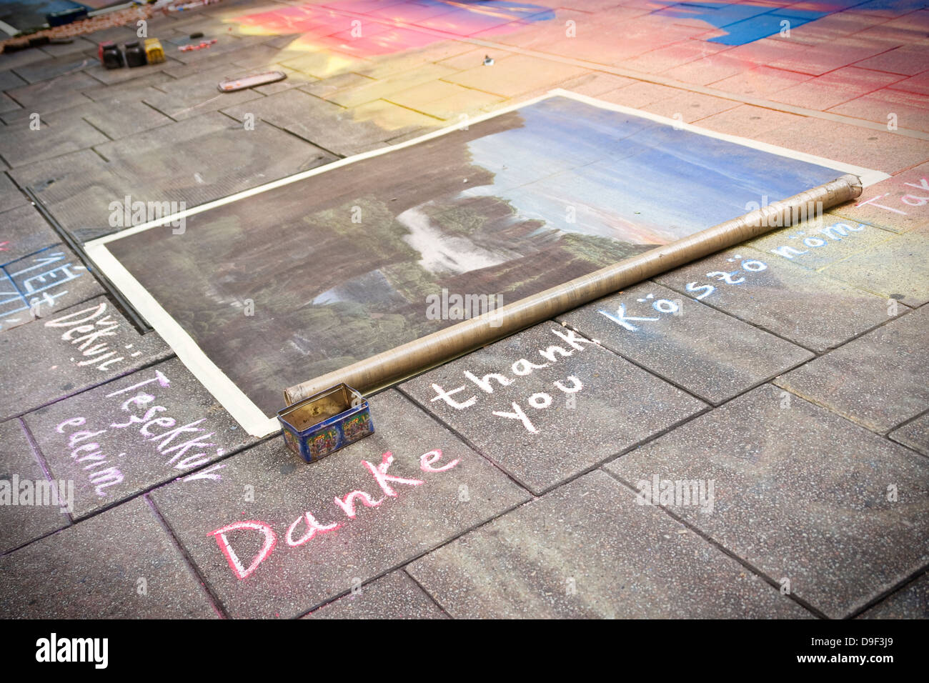 Immagine di un artista di strada in un pellicano crossing, immagine di una strada artiste in una zona pedonale Foto Stock