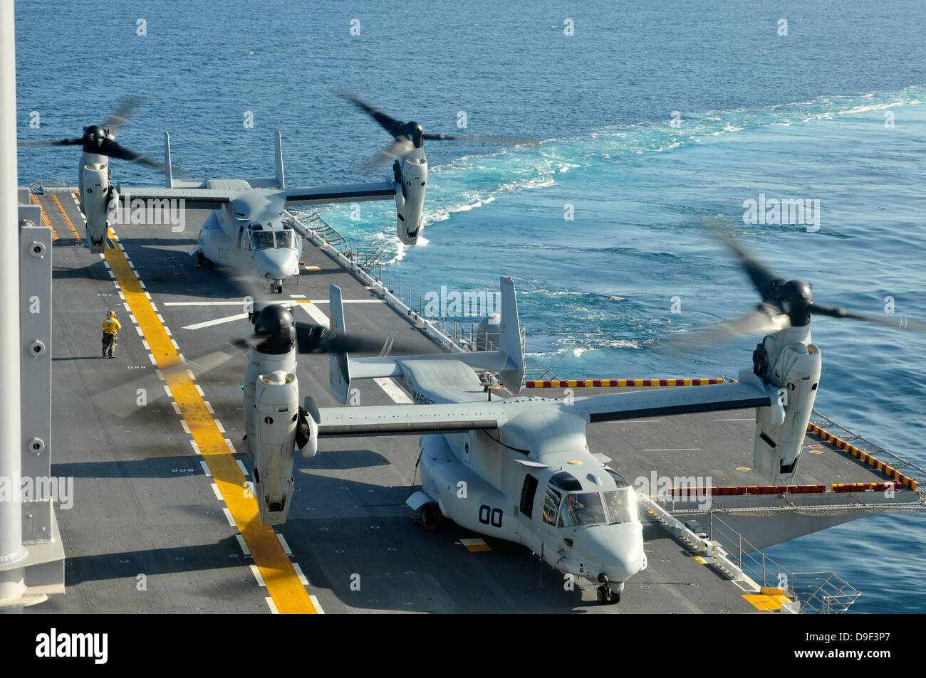 MV-22 Osprey aeromobile atterra a bordo della USS Peleliu. Foto Stock