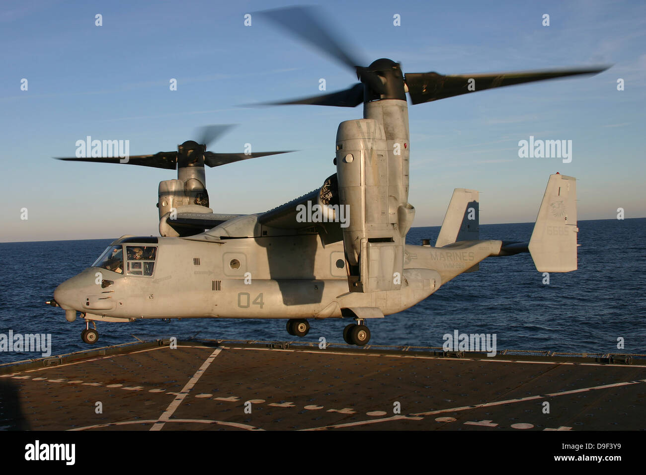 Un MV-22 Osprey terre a bordo USNS Robert E. Peary. Foto Stock