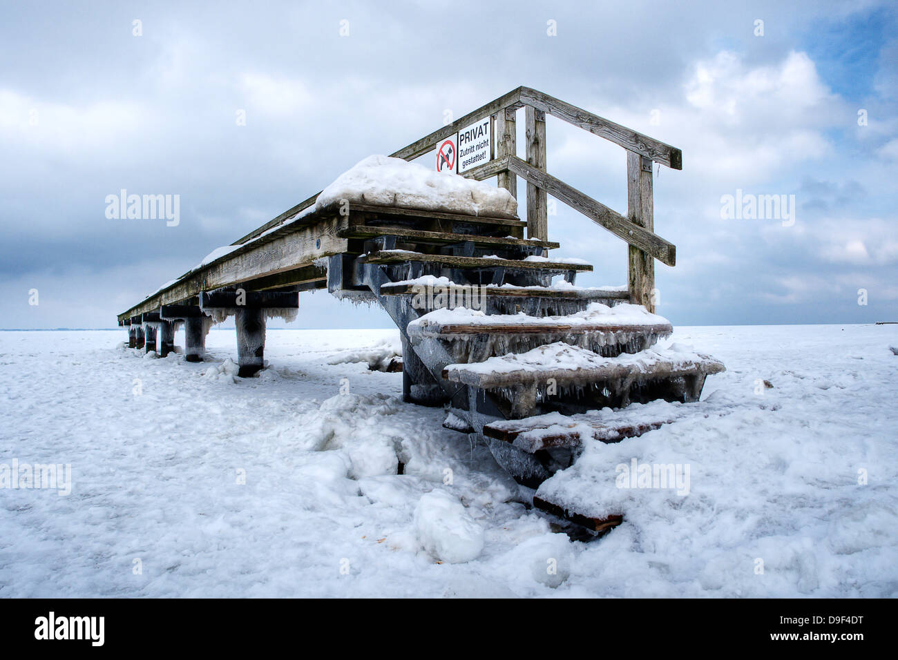 Passerella di legno su una spiaggia sul Mar Baltico in inverno, Boardwalk su una spiaggia sul Mar Baltico in inverno Foto Stock