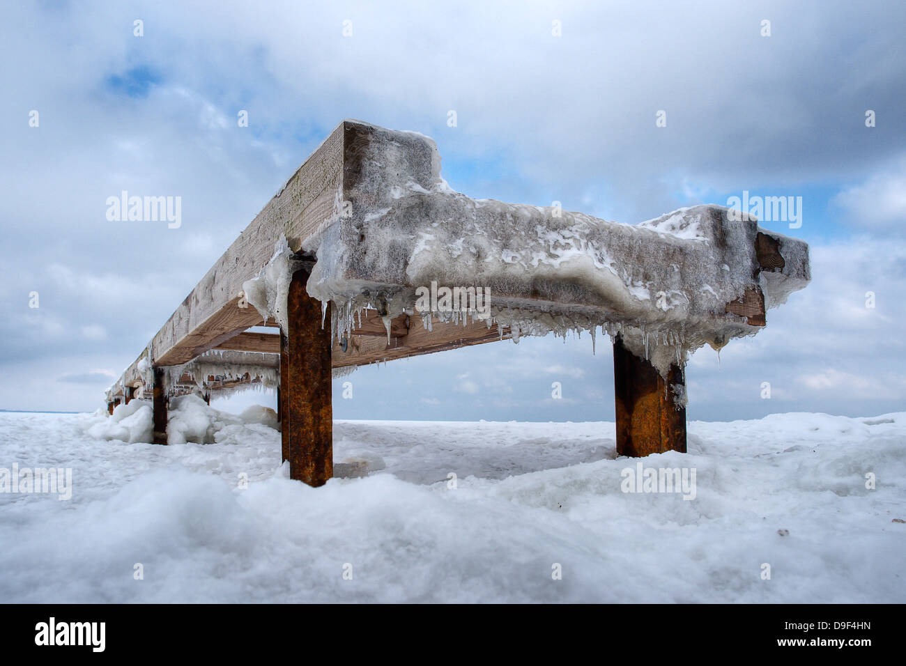 Passerella di legno su una spiaggia sul Mar Baltico in inverno, Boardwalk su una spiaggia sul Mar Baltico in inverno Foto Stock
