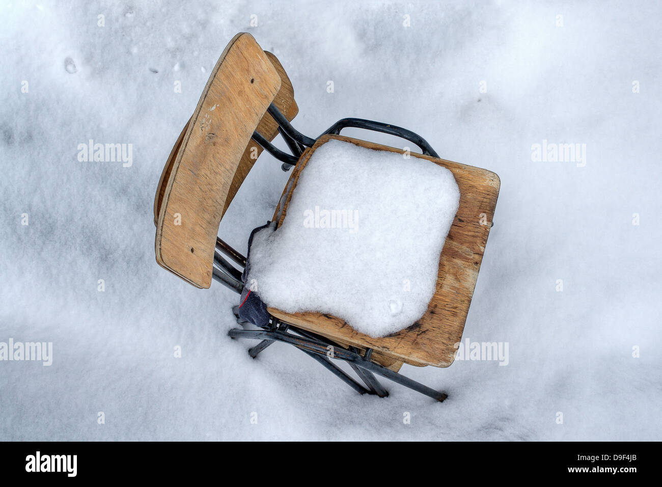 Sedie impilate nella neve, sedie impilate nella neve Foto Stock