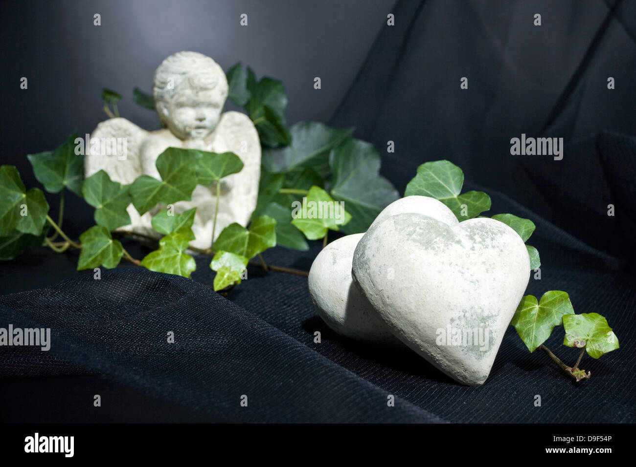 Engel con cuori ed edera cerniera con un cuore ed edera Foto Stock