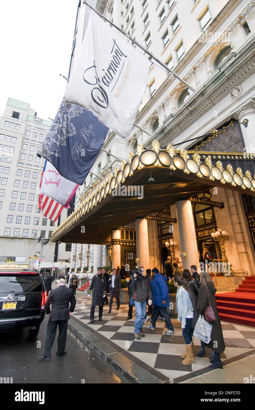 * GRAMMER si sposi quarta moglie WALSH Kelsey Grammer è un uomo sposato nuovamente dopo lo scambio di voti con la fidanzata KAYTE WALSH in un teatro di Broadway venerdì (25Feb11). L'ex stella di Frasier, 56, wed britannico assistente di volo in una fastosa cerimonia a New York's Longacre Theatre, dove recentemente ha entusiasmato la critica in La Cage aux Folles. Grammer cinque-anno-vecchio figlio di Jude, dal suo matrimonio con ex-moglie Camille, era presente alla cerimonia, sebbene la loro otto-anno-vecchio figlia Mason è segnalata per avere ignorato le nozze, secondo UsMagazine.com. Agli sposi novelli sarà affiancato da amici e Foto Stock