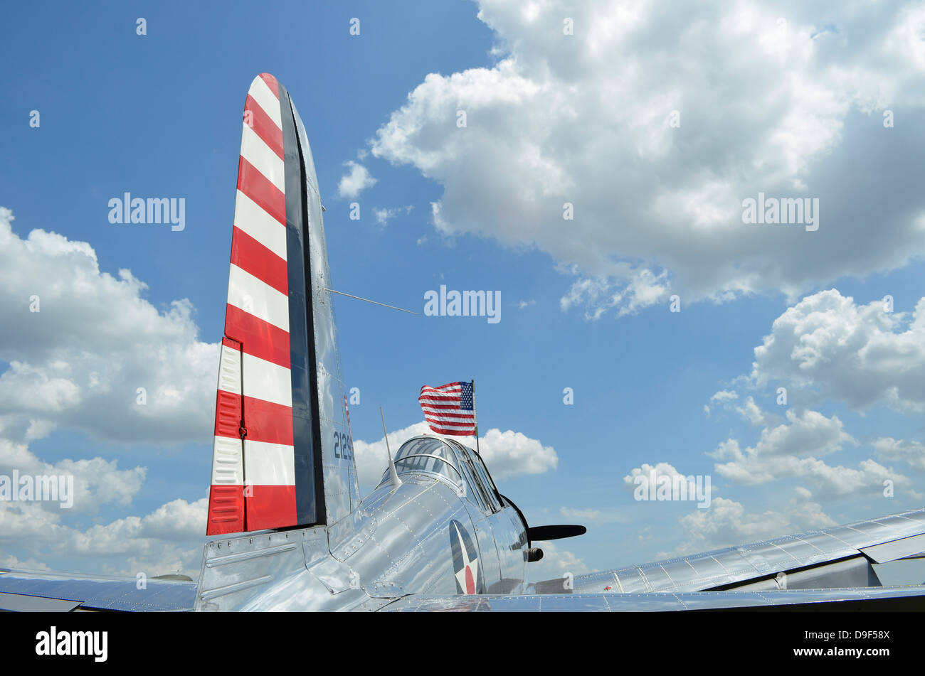 Un BT-13 Valiant trainer aeromobili con bandiera americana. Foto Stock