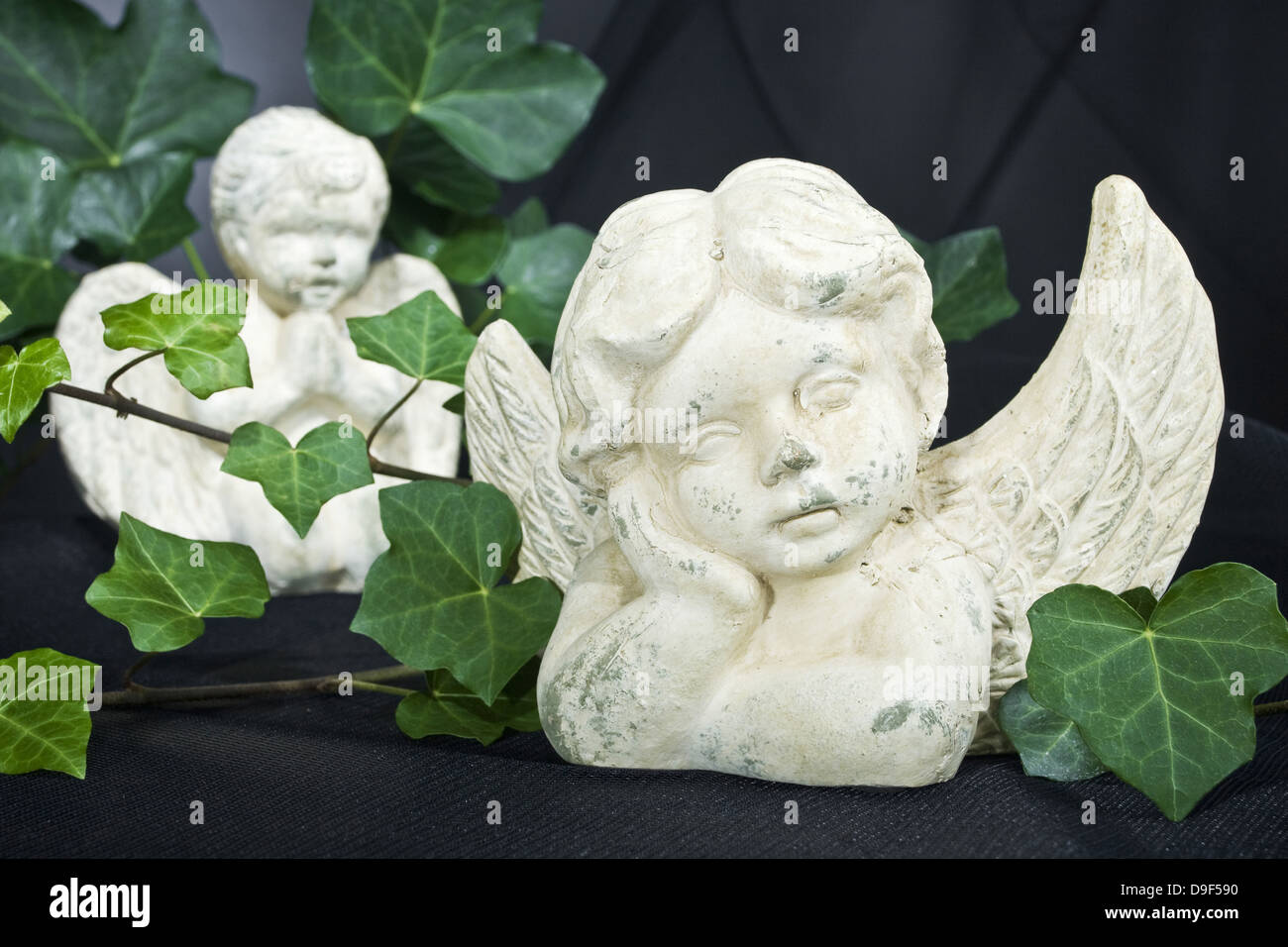 Due angeli con ivy due angeli di edera Foto Stock