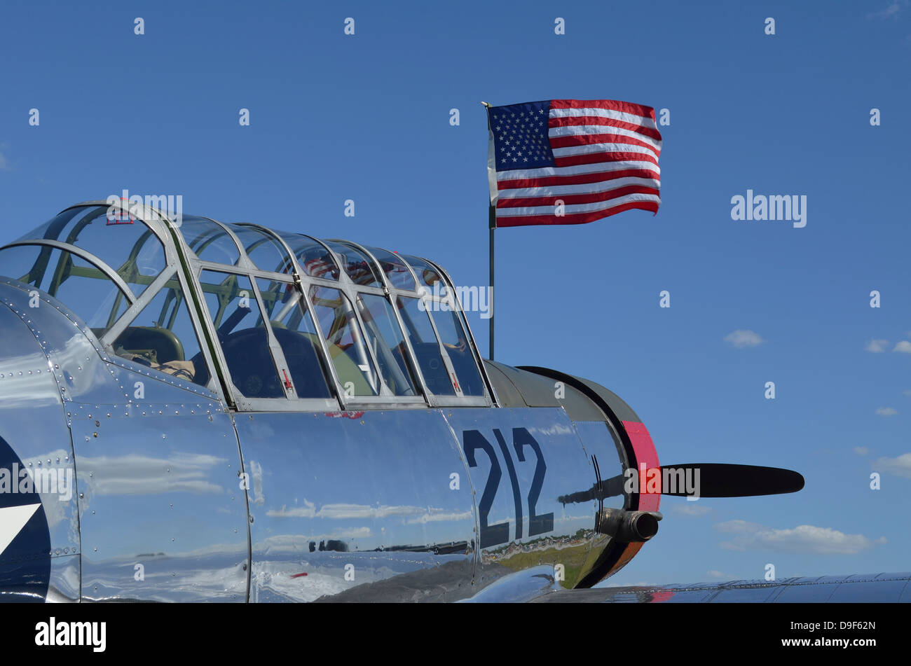 Un BT-13 Valiant trainer aeromobili con bandiera americana. Foto Stock