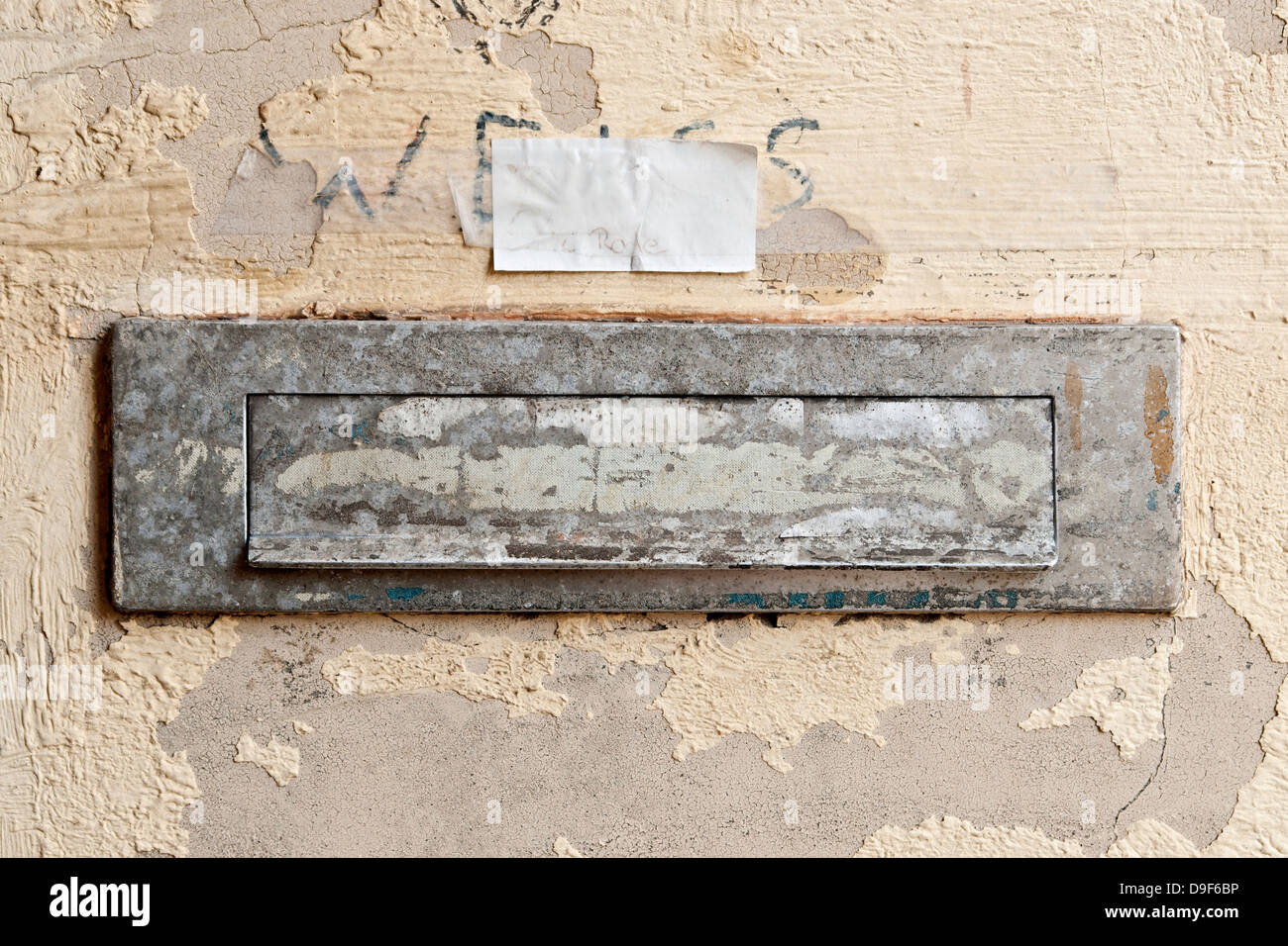 Lettera di flusso a fessura in un muro di casa, mail slot in un Foto Stock