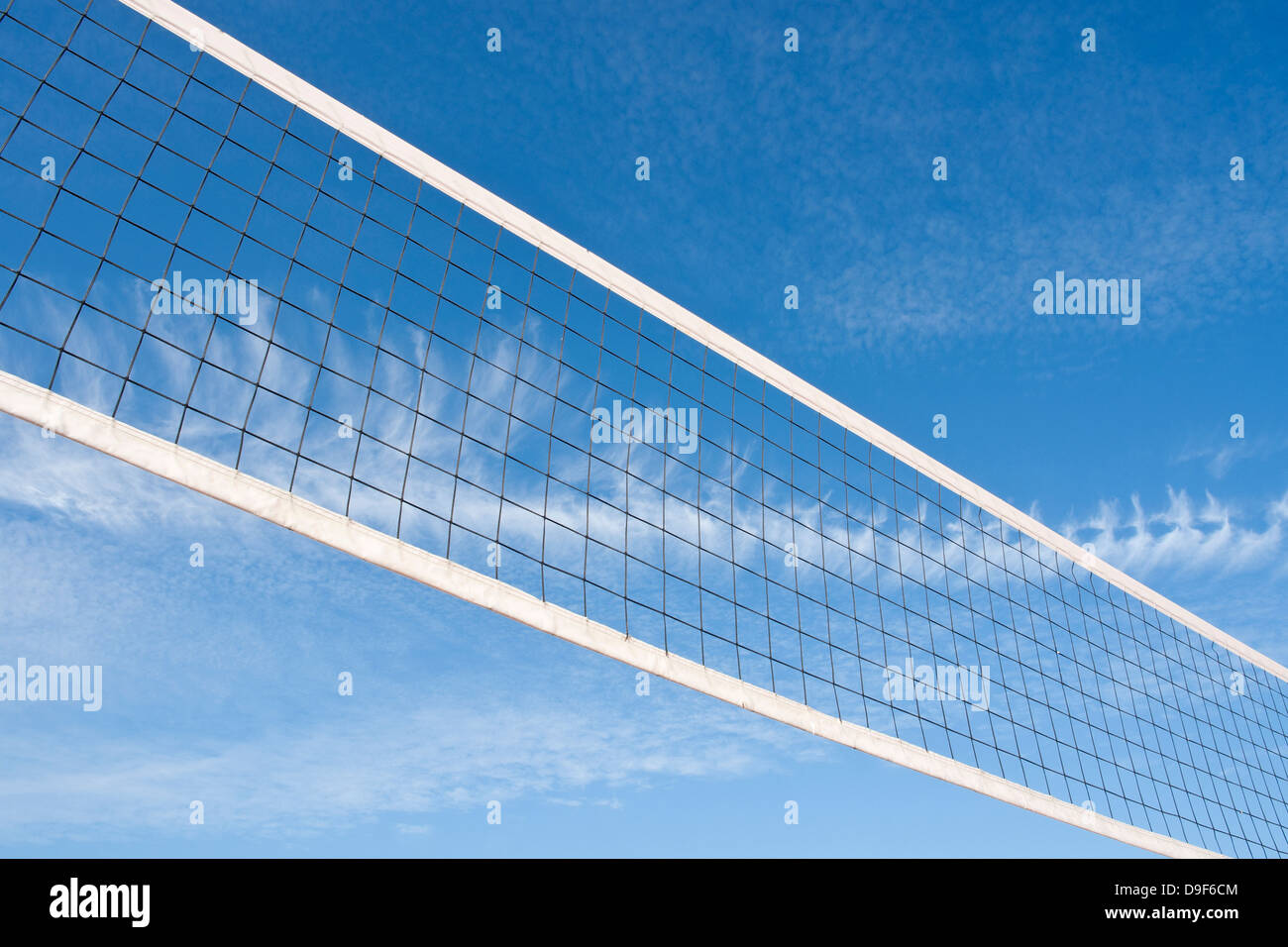 La pallavolo net prima di bla?m sky, pallavolo net in esegue statuto della manodopera di cielo blu Foto Stock