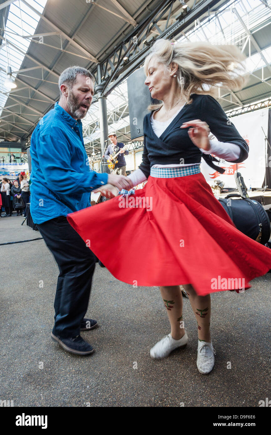Inghilterra, Londra, Shoreditch, Spitafields Market, ballerini di abbigliamento Vintage Fair Foto Stock Inghilterra, Londra, Shoreditch, Spitafields Market, ballerini di abbigliamento Vintage Fair Foto Stock