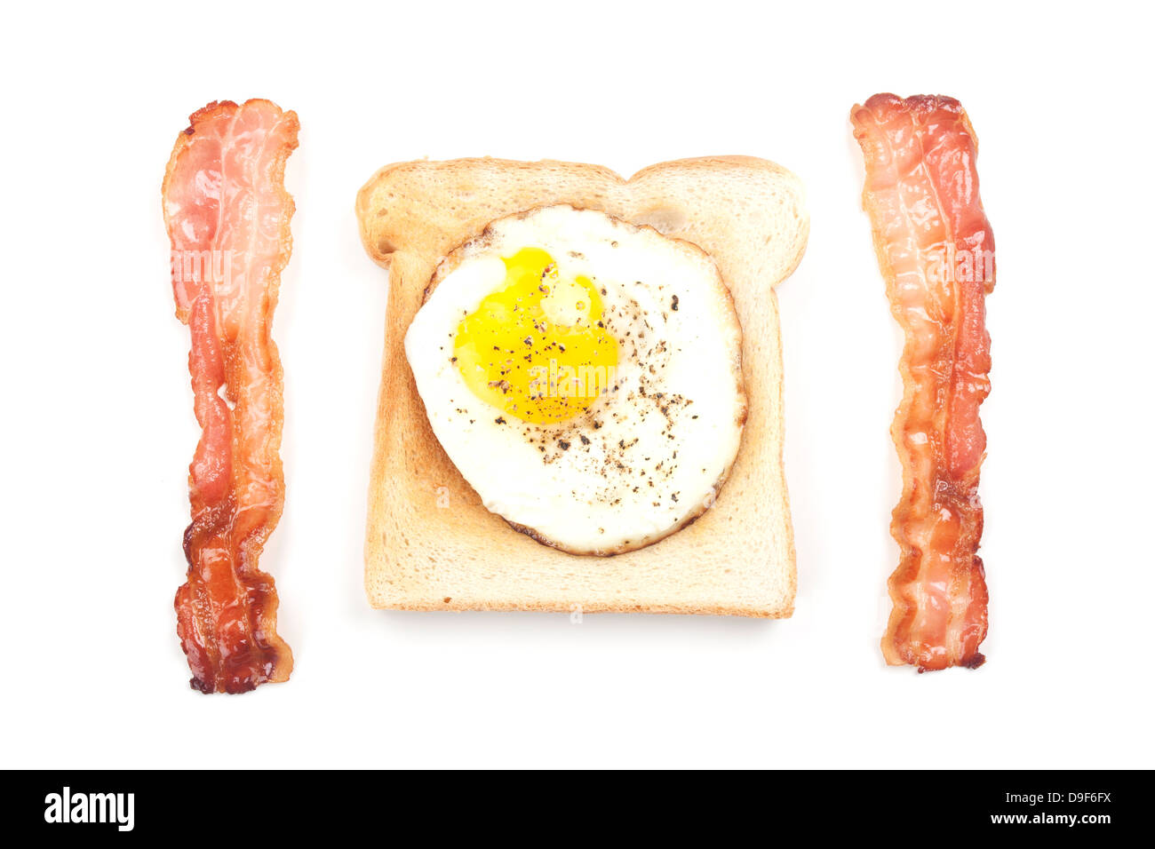 Toast con uova fritte e bacon, pane tostato con erpice fritti e pancetta Foto Stock