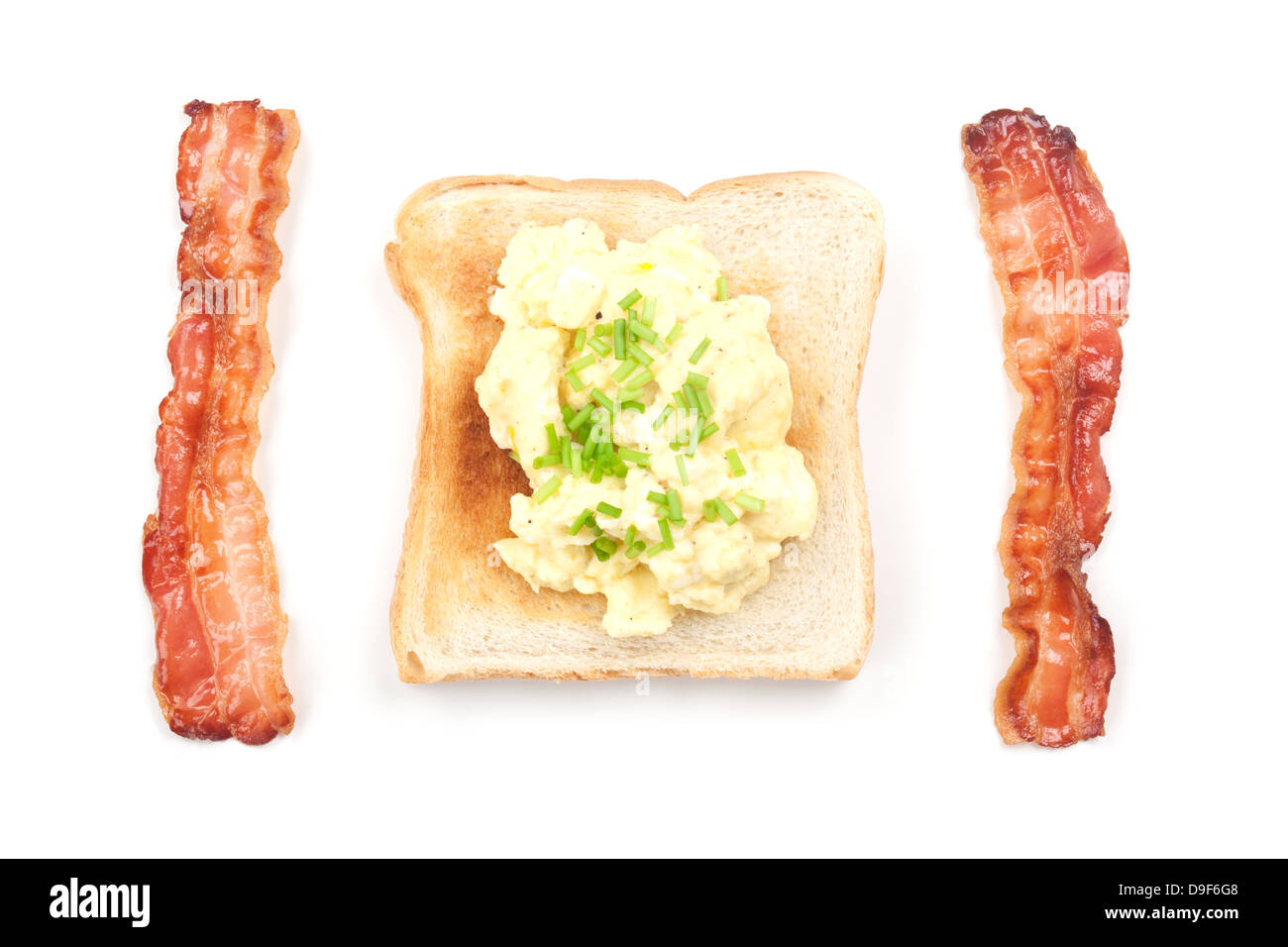 Toast con uova strapazzate, erba cipollina e pancetta, toast con uova strapazzate, erba cipollina e pancetta Foto Stock