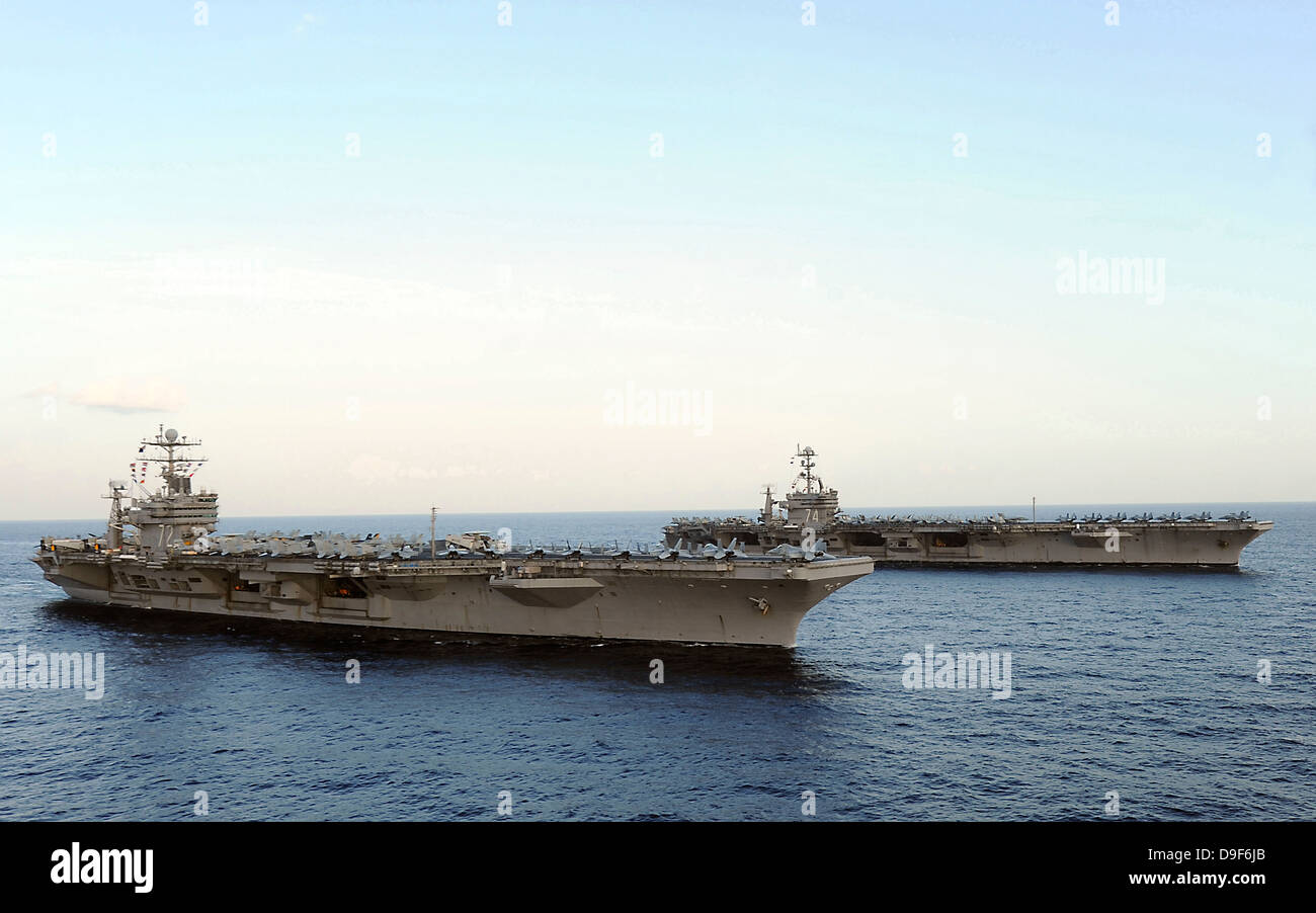 Nimitz-class i vettori aerei che il transito del Mare Arabico. Foto Stock