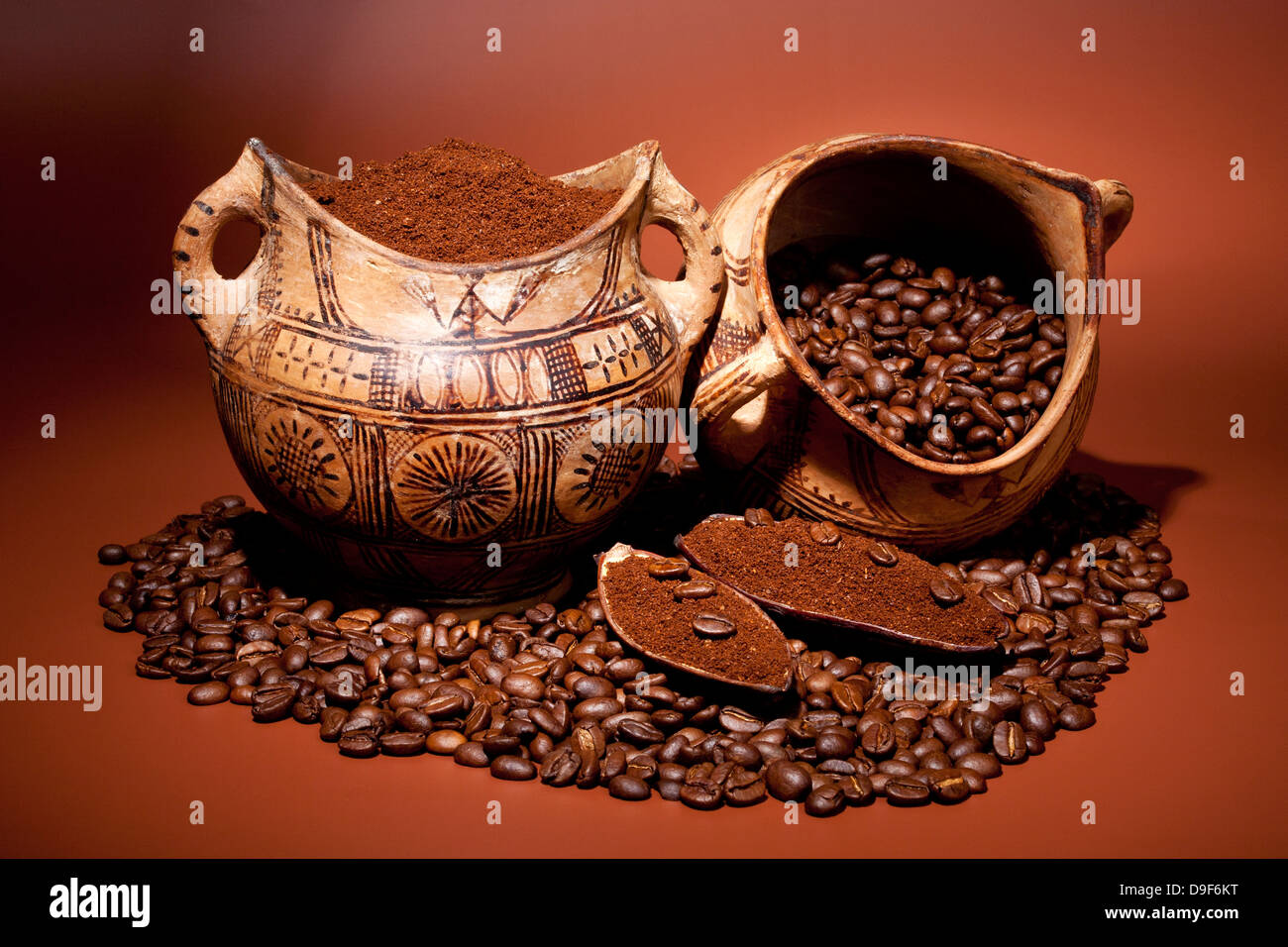 Caffè macinato fresco e i chicchi di caffè in vasi di terracotta, caffè appena macinato e i chicchi di caffè in terracotta del pot Foto Stock
