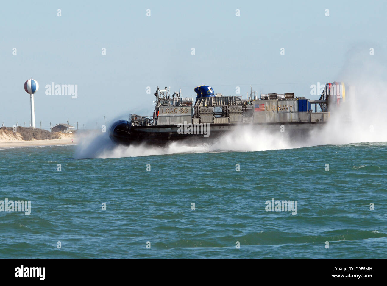 Una Landing Craft Air Cushion si prepara a terra sulla spiaggia. Foto Stock