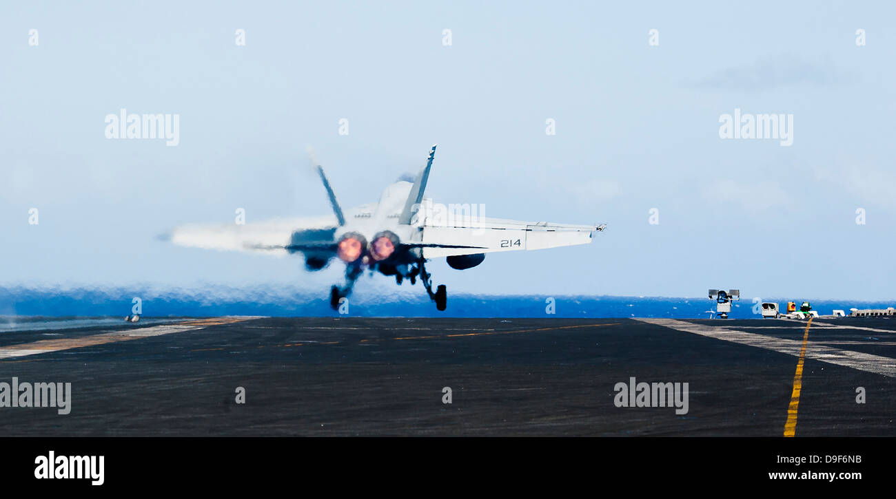 Un F/A-18E Super Hornet lancia off il ponte di volo della USS John C. Stennis. Foto Stock