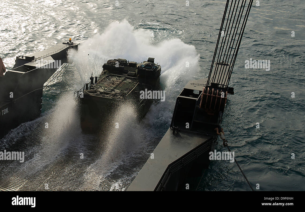 Un assalto anfibio debarks del veicolo da un militare Sealift nave di comando. Foto Stock