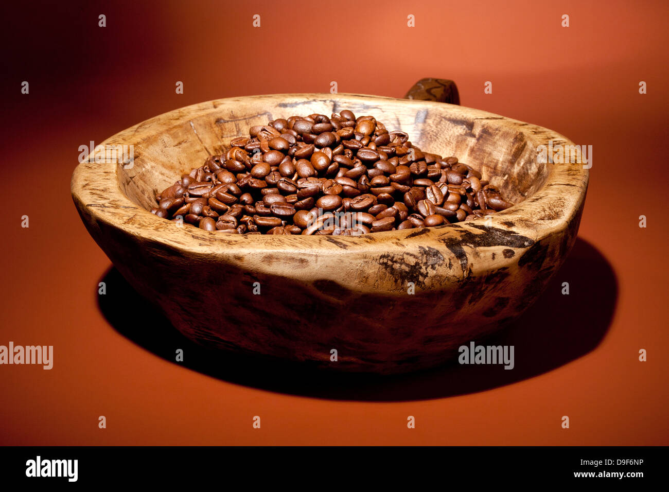 Ciotola di legno di fresco con chicchi di caffè tostati, ciotola di legno di fresco con chicchi di caffè tostati Foto Stock