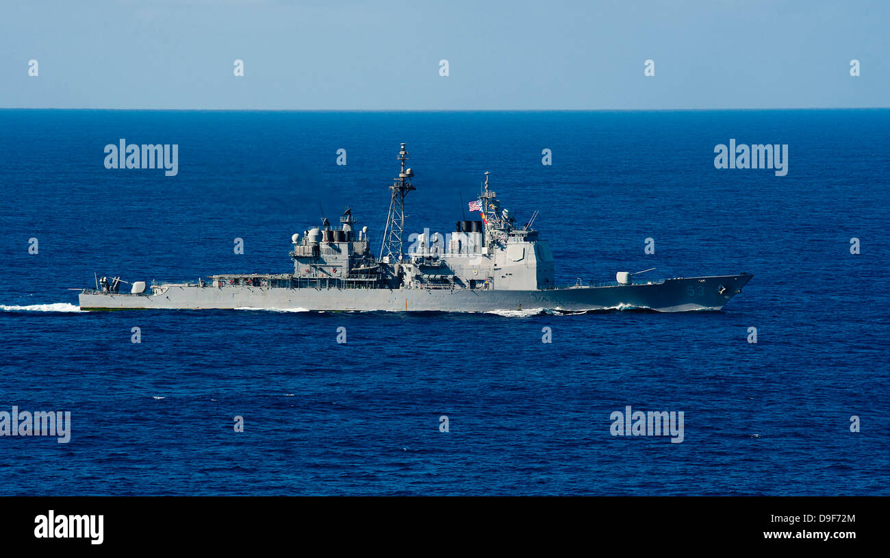 Oceano Pacifico, 14 Febbraio 2012 - Il Ticonderoga-class guidato-missili cruiser USS Mobile Bay transita l'Oceano Pacifico. Foto Stock
