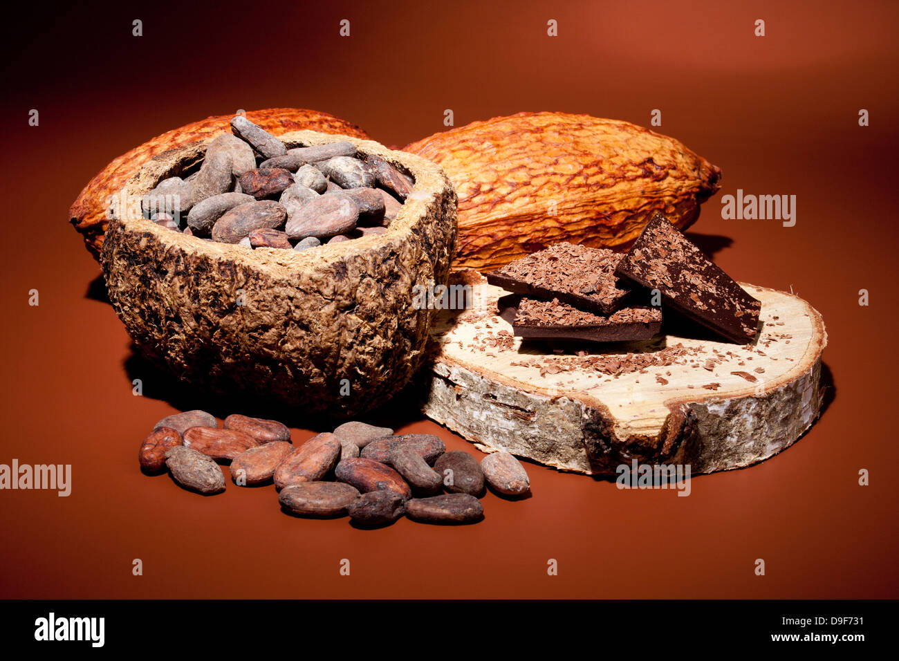 Chicchi di cacao con frutta di cacao e di cioccolato, le fave di cacao e frutta di cacao e cioccolato Foto Stock
