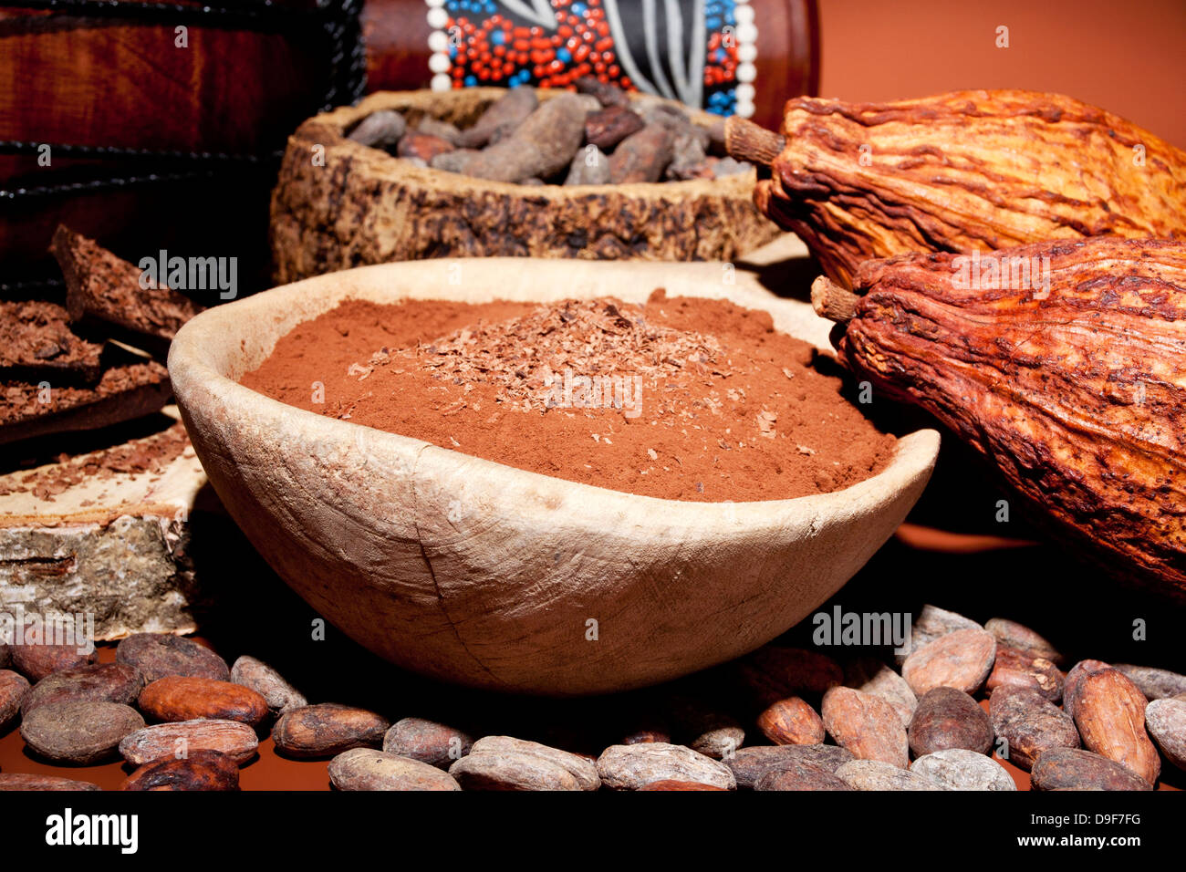 Chicchi di cacao con polvere di cacao e di cioccolato, le fave di cacao con polvere di cacao e cioccolato Foto Stock