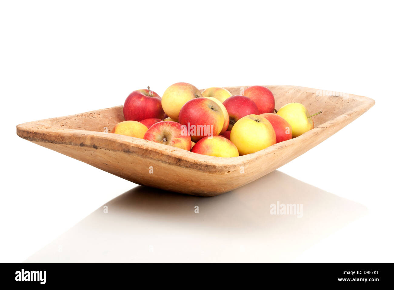 Mele la ciotola in una vecchia ciotola di legno, le mele in legno vecchio Foto Stock