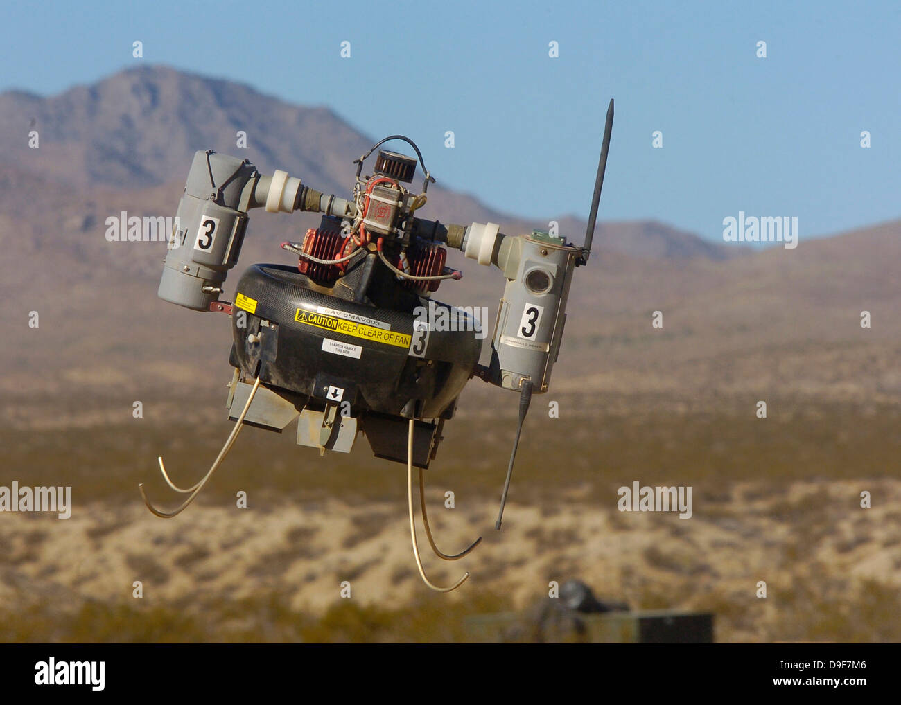Un Micro Air Vehicle vola sopra un combattimento simulato area. Foto Stock