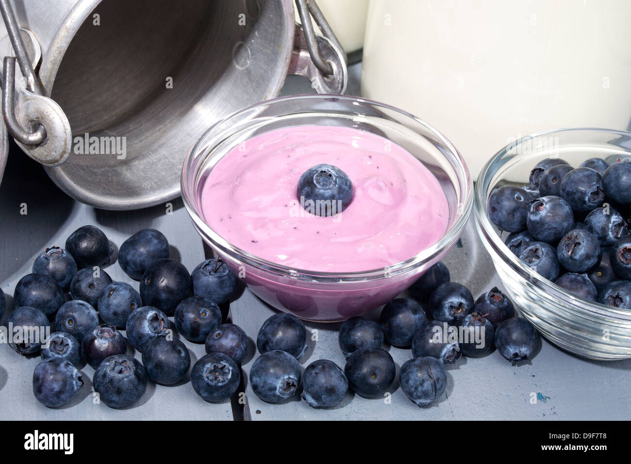 Vaso di vetro con yogurt e blueberrys, ciotola di vetro con yogurt e mirtilli Foto Stock