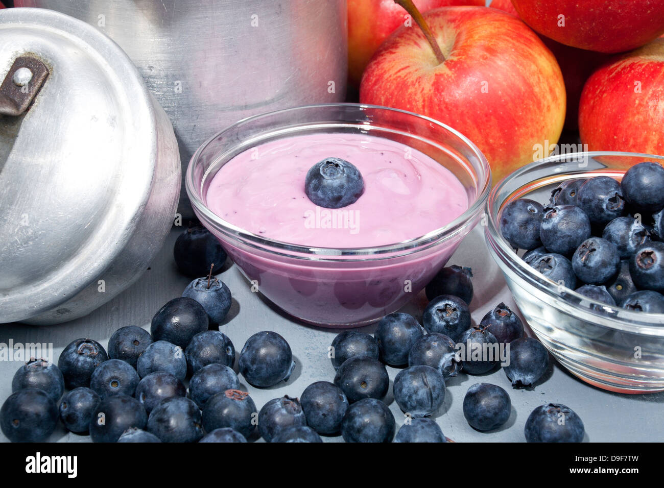 Vaso di vetro con yogurt e blueberrys e mele, ciotola di vetro con yogurt e mirtilli e mele Foto Stock