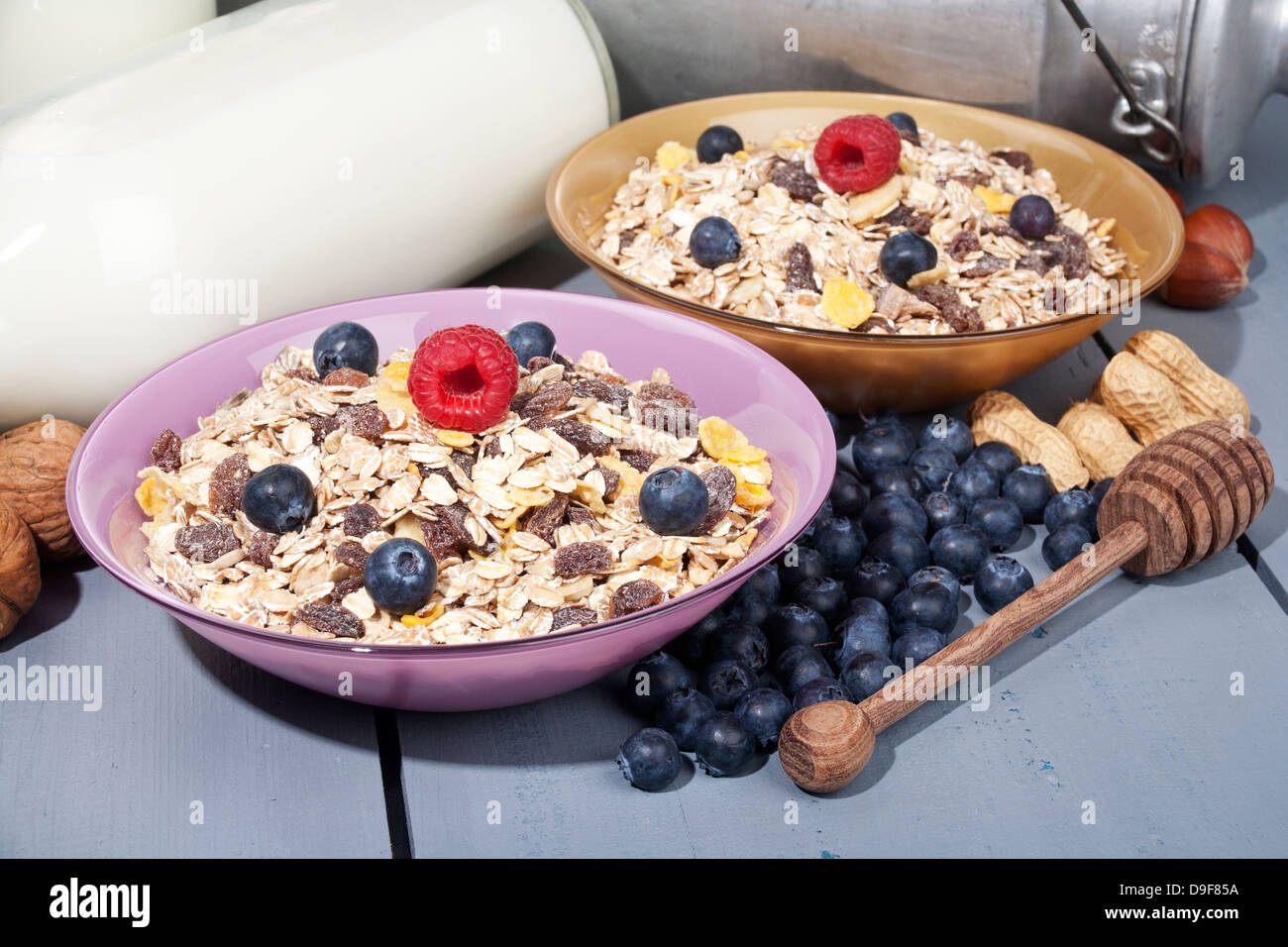 Coppette con cereali e frutta, frutta sciroppata piatti con cereali e frutti Foto Stock