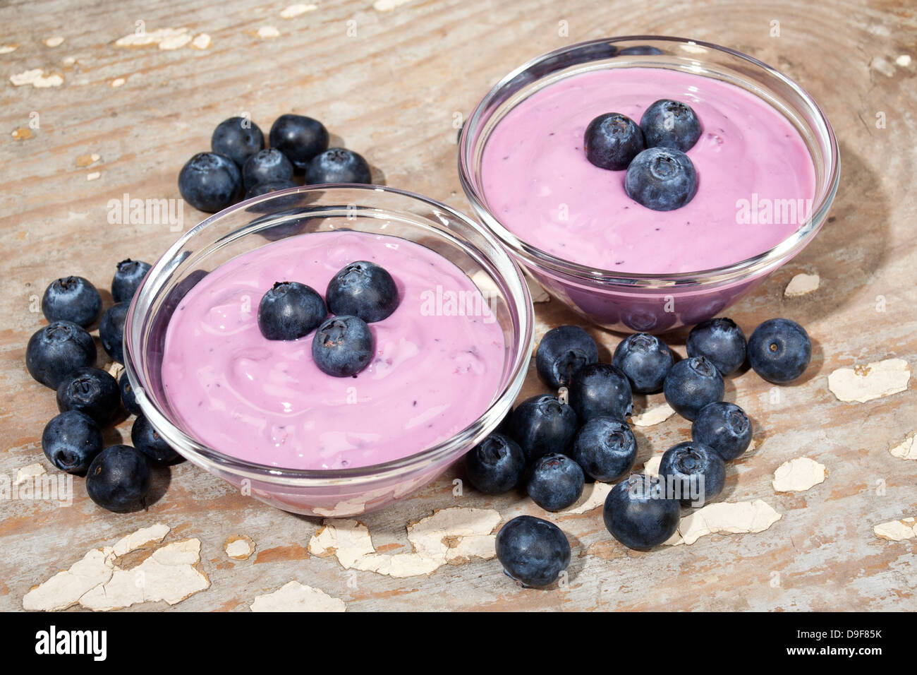 Vaso di vetro con yogurt e blueberrys, ciotola di vetro con yogurt e mirtilli Foto Stock