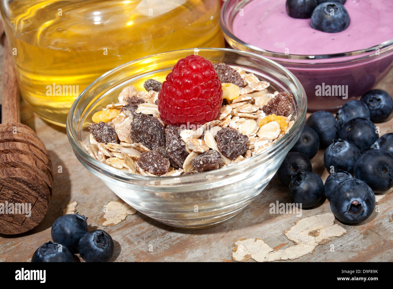 Ciotole in vetro con cereali e yogurt, ciotole in vetro con cereali e yogurt Foto Stock