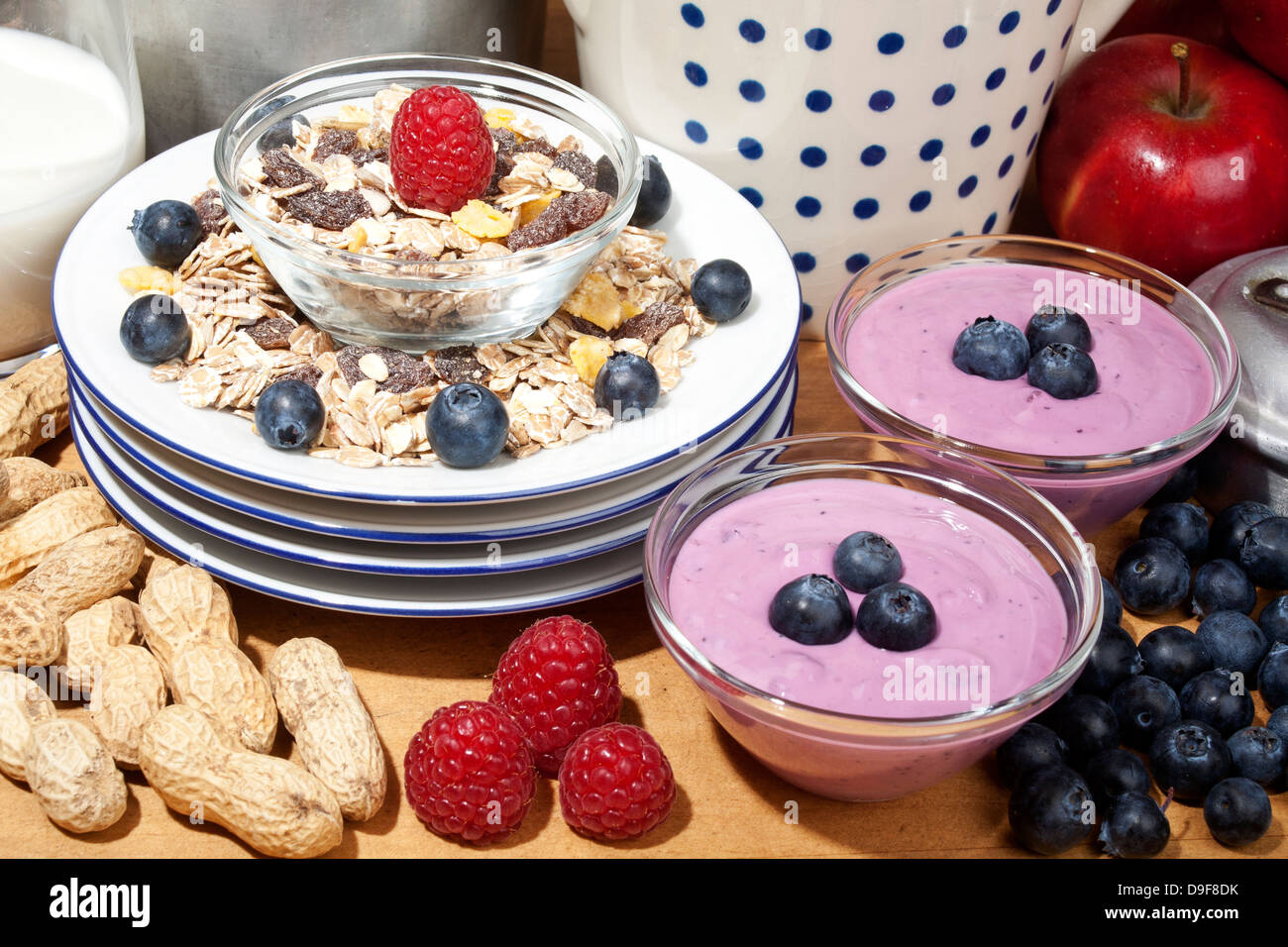 Cereali e yogurt con frutta e latte, cereali e yogurt con frutta e latte Foto Stock