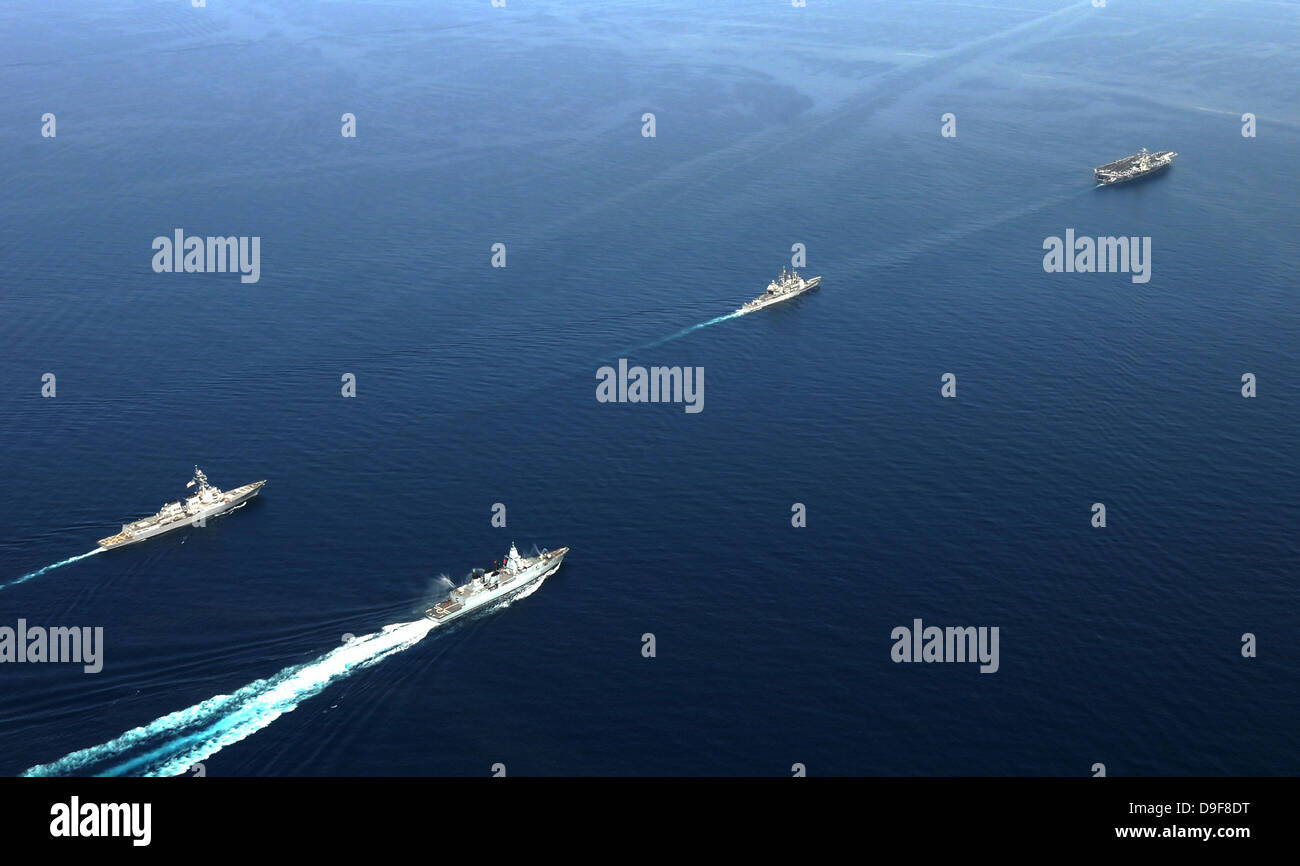 Marina militare tedesca frigate FGS Assia e la USS Harry Truman carrier strike gruppo. Foto Stock