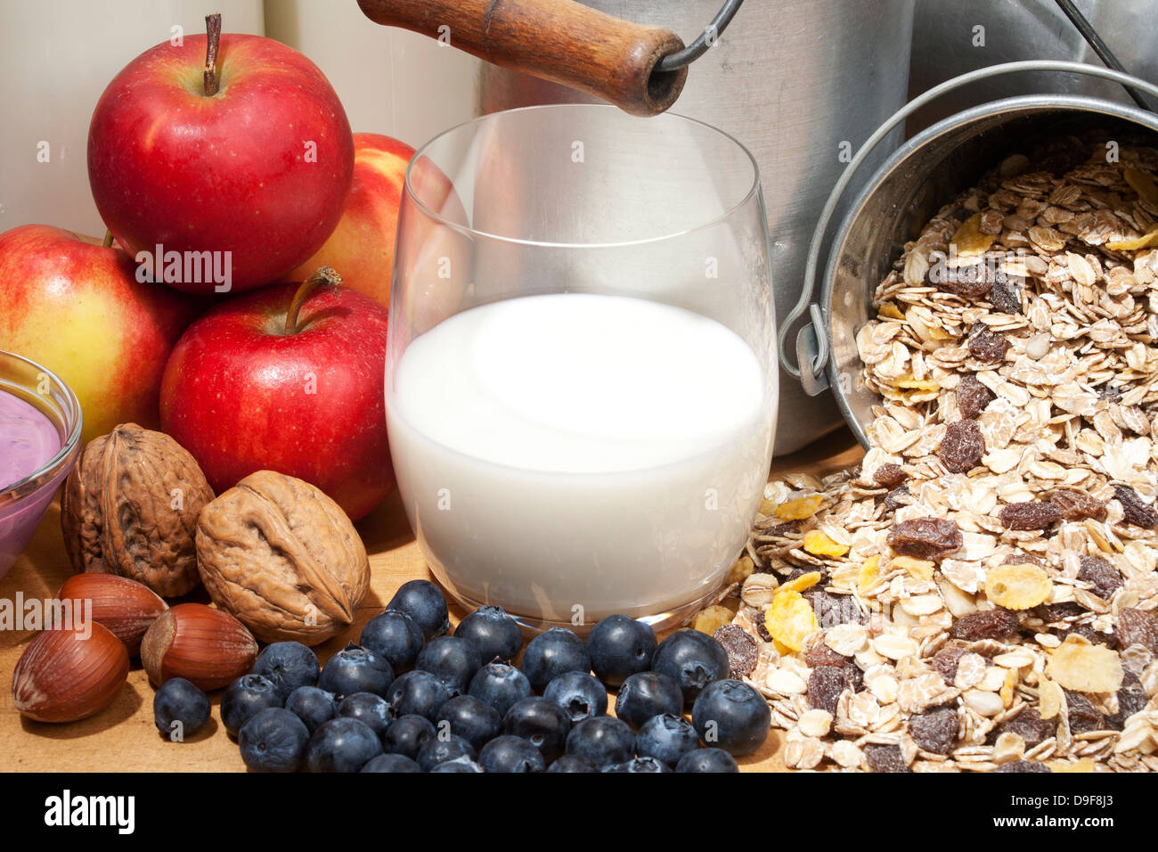Latte fresco con frutta e cereali, latte fresco, frutta e cereali Foto Stock