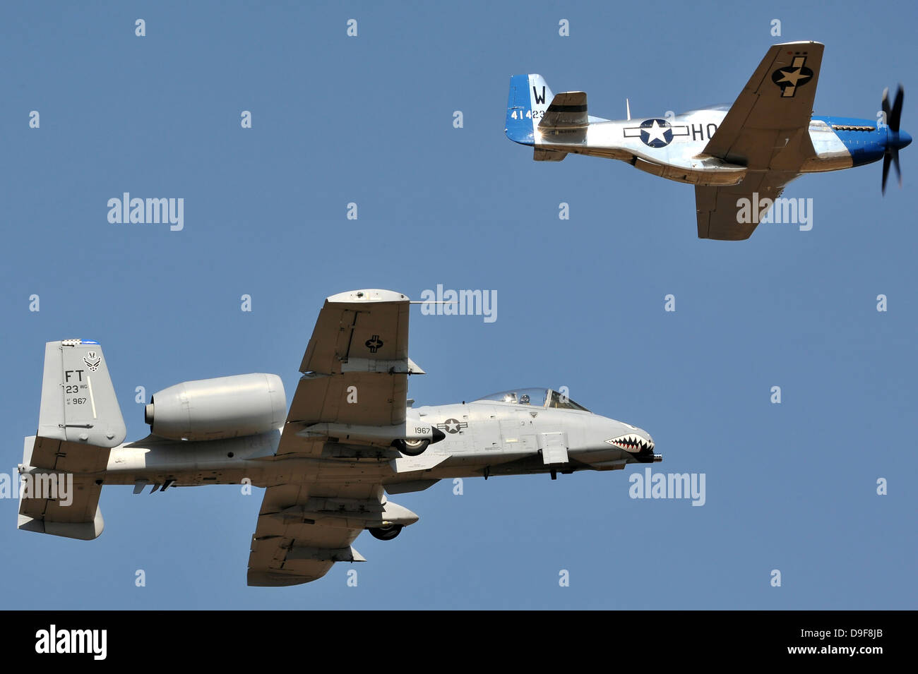 Ottobre 10, 2010 - A-10A oriente il team di dimostrazione velivoli e un P Mustang eseguire un patrimonio volo su Arkansas. Foto Stock