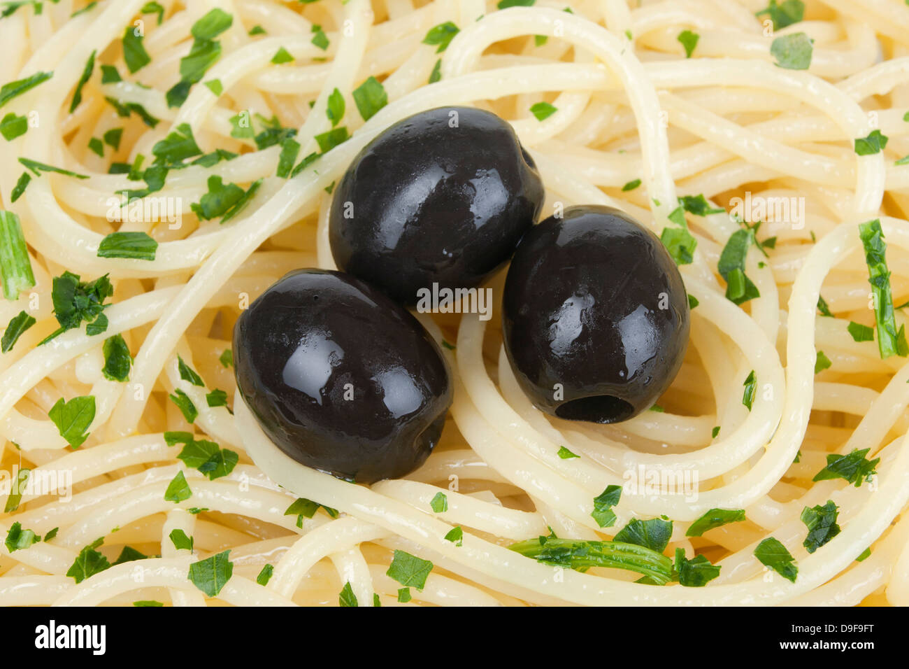 Spaghetti con olive ed erbe spaghetti con olive e erbe aromatiche Foto Stock