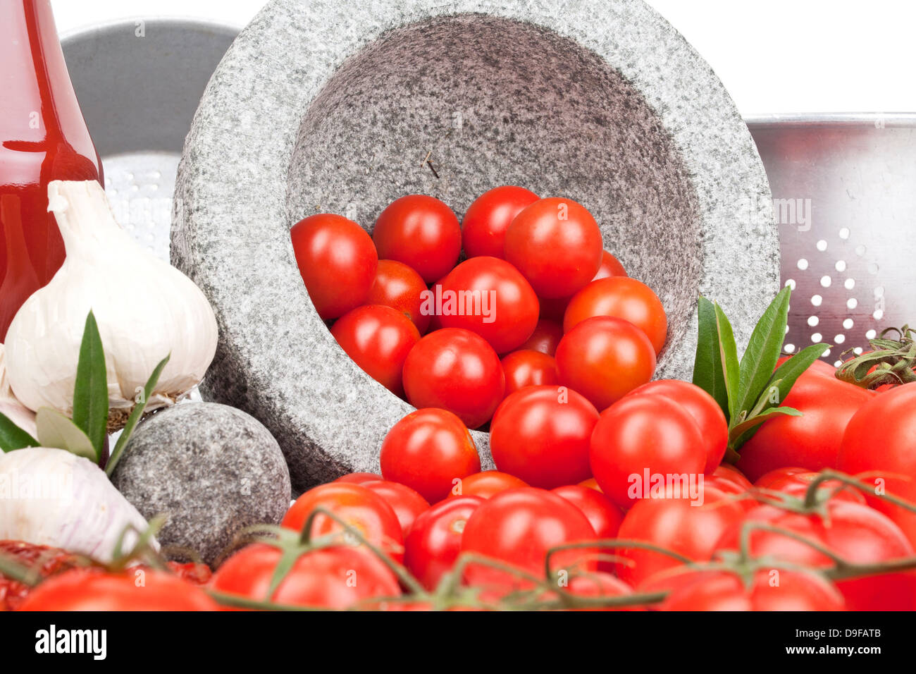 Pomodori con aglio e Koch utensili di pomodori con aglio e la cottura di utensile Foto Stock