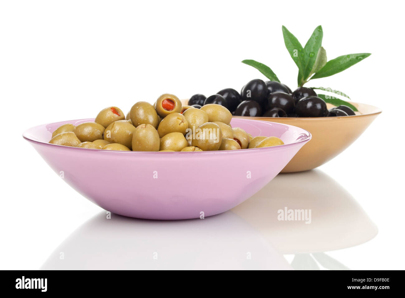 Ciotole in vetro con verde e olive nere, ciotole in vetro con verde e nero oliva Foto Stock