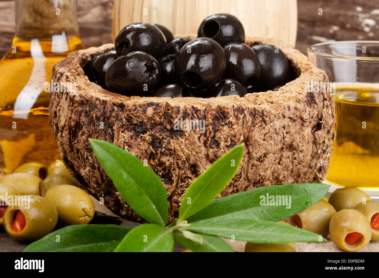 Ciotola con olive nere, Bowling con olive nere Foto Stock