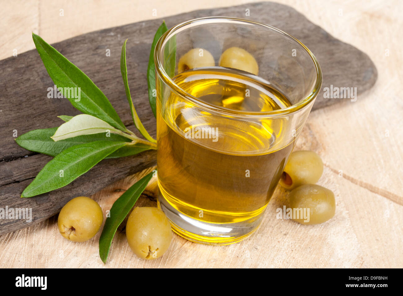 Vetro con olio di oliva e di olive, di vetro con olio di oliva e olive Foto Stock