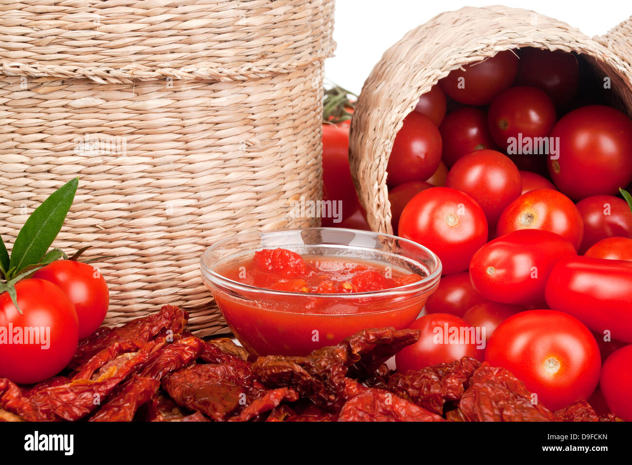 Arbusto, pomodori Pomodori passati, bottiglia pomodori e pomodori secchi Pomodori, passata di pomodori, pelati e pomodori secchi Foto Stock