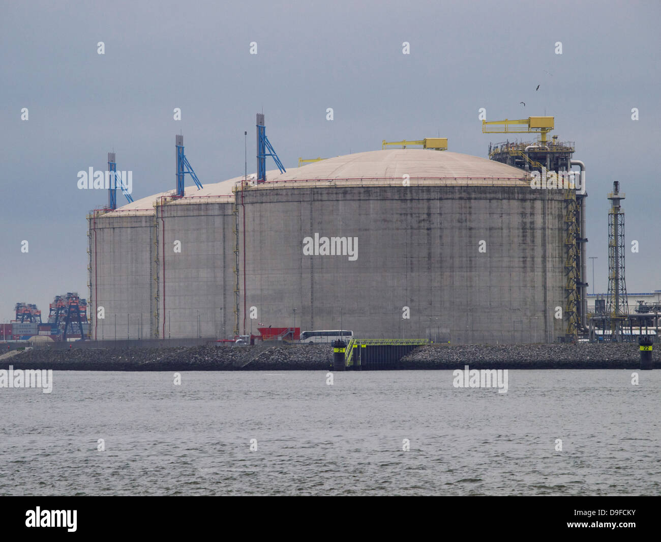 Il nuovissimo GNL gas naturale liquido sul terminale il Maasvlakte 2, l'espansione del porto di Rotterdam, Paesi Bassi Foto Stock
