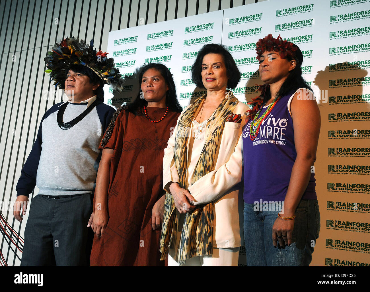 Bianca Jagger pone con Ruth Buendia Mestoquiari, Presidente del Centro di Ashaninka Del Rio Ene, Perù, Sheyla Juruna Yakarepi, rappresentante della tribù Juruna dello Xingu River Basin, Brasile e Cheif Almir Narayamoga Surui, leader dell'Suru' tribù del Madera bacino idrografico, Brasile. Le inondazioni del nostro futuro - photocall tenutosi presso i Diritti Umani del Centro di Azione di Amnesty International Foto Stock