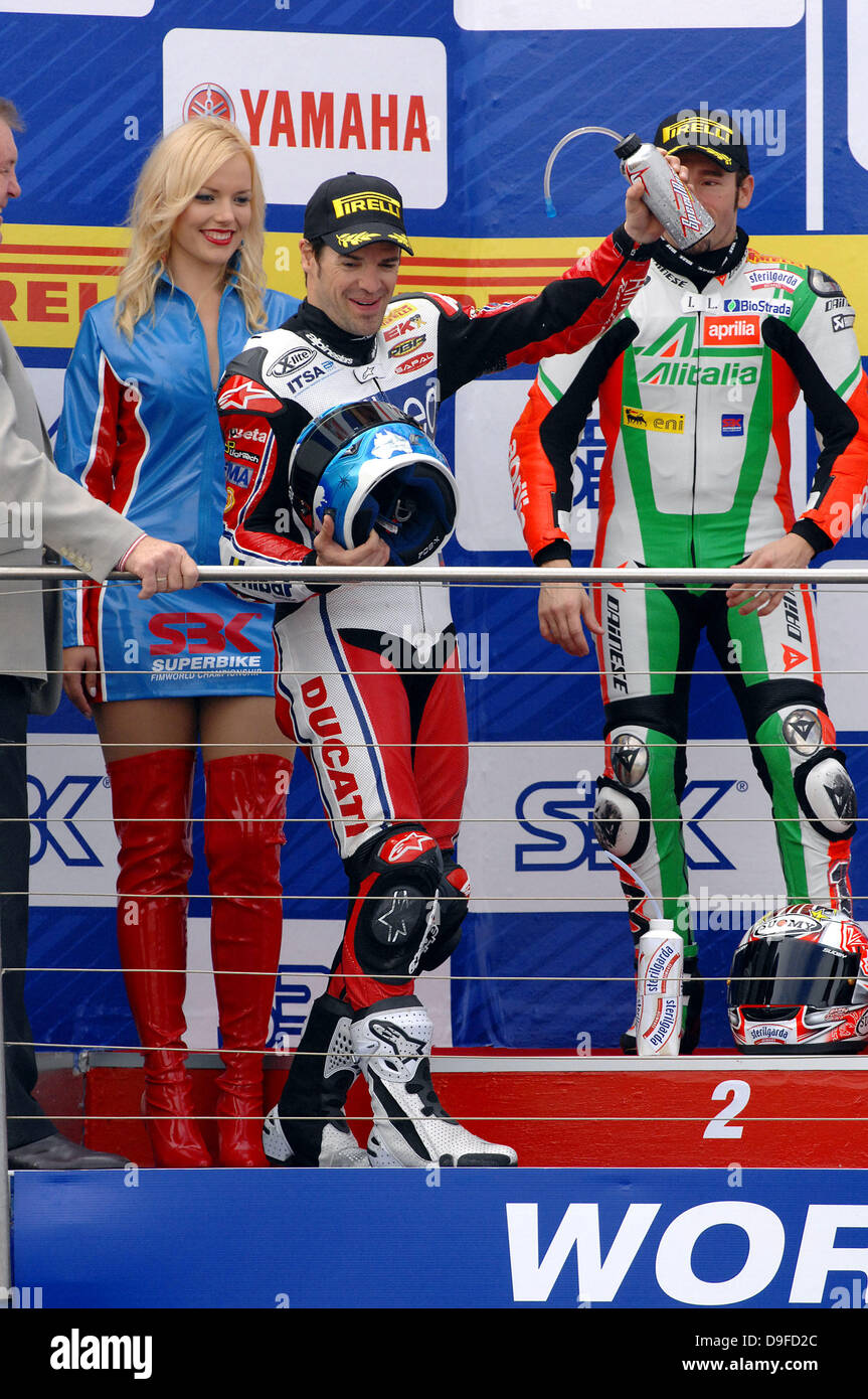 Carlos Checa festeggia la vittoria Superbike World Championship gara di Phillip Island in Australia - 27.02.11 Foto Stock
