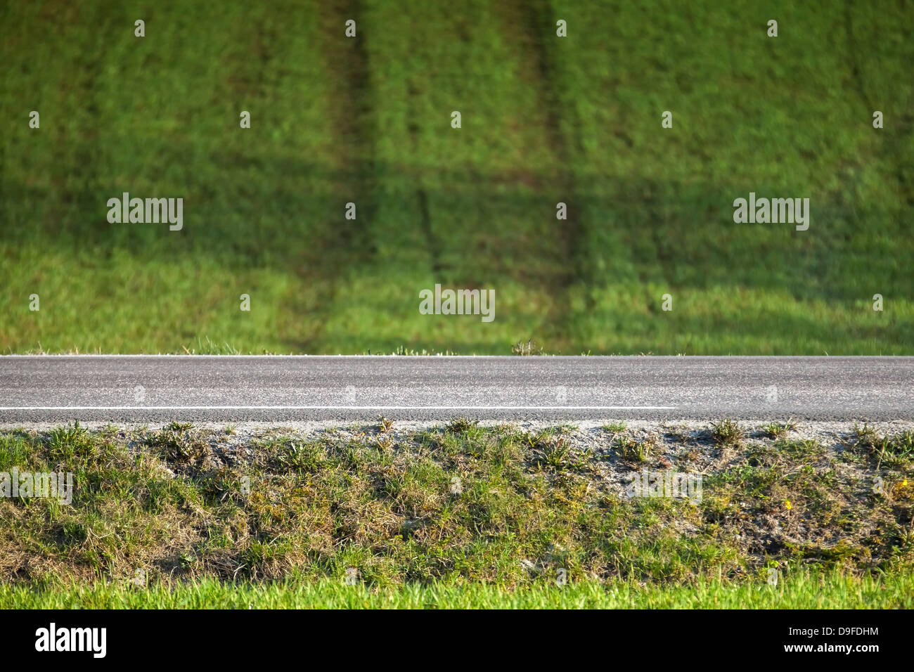 Abstract background su strada con asfalto speedway e campo via Foto Stock